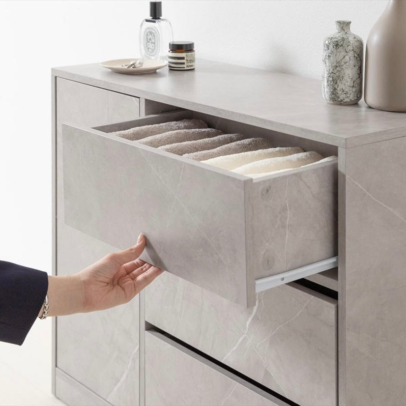 キャスターがついたグレーのチェストの中にタオルが入っている