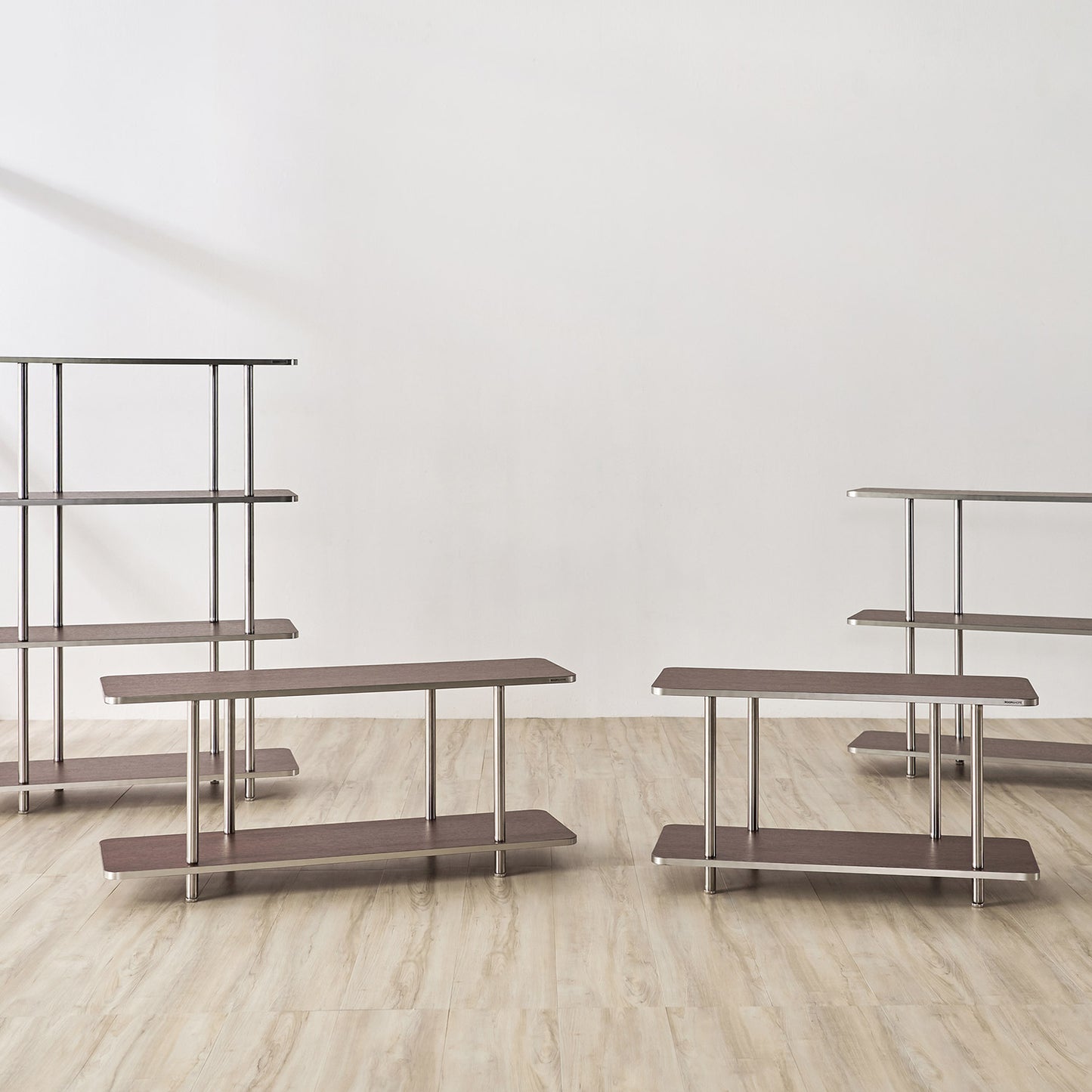 2段と3段、4段のブラウンのオープンシェルフ