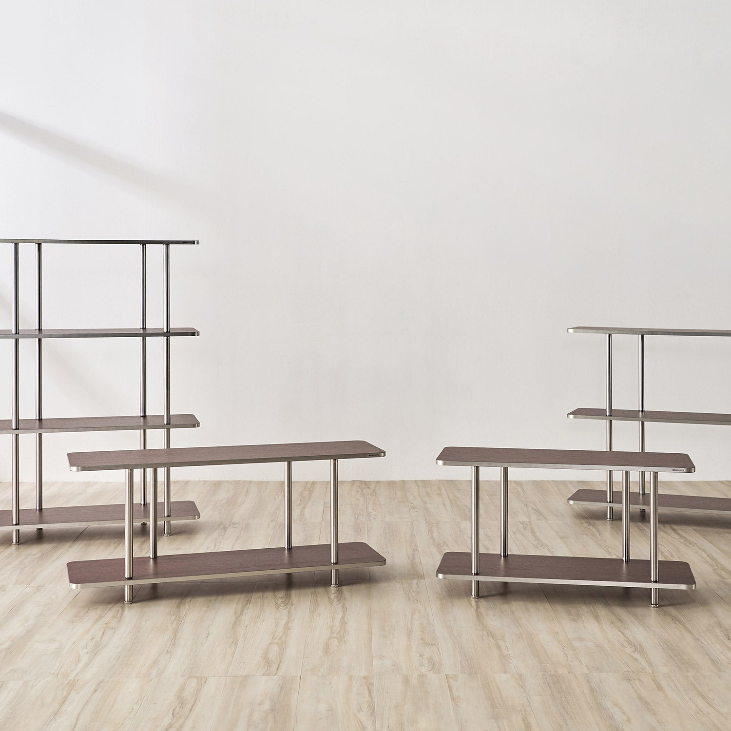 2段と3段、4段のブラウンのオープンシェルフ