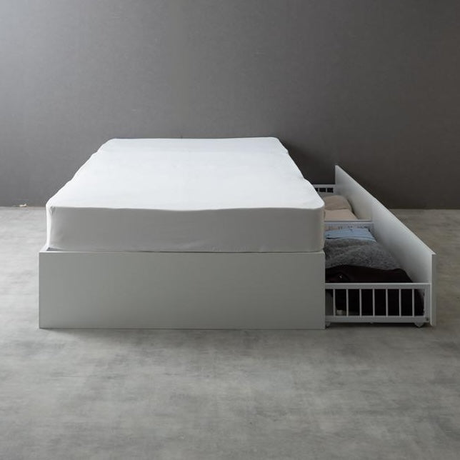 シンプルな白のベッドフレームに付いている2杯の引き出しを向かって右側に設置して使っている