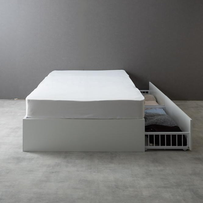 シンプルな白のベッドフレームに向かって右側に2杯の引き出しを設置した様子