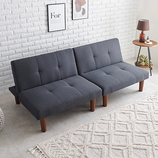 4wayで使えるリクライニング式のソファベッドがリビングに置かれている様子