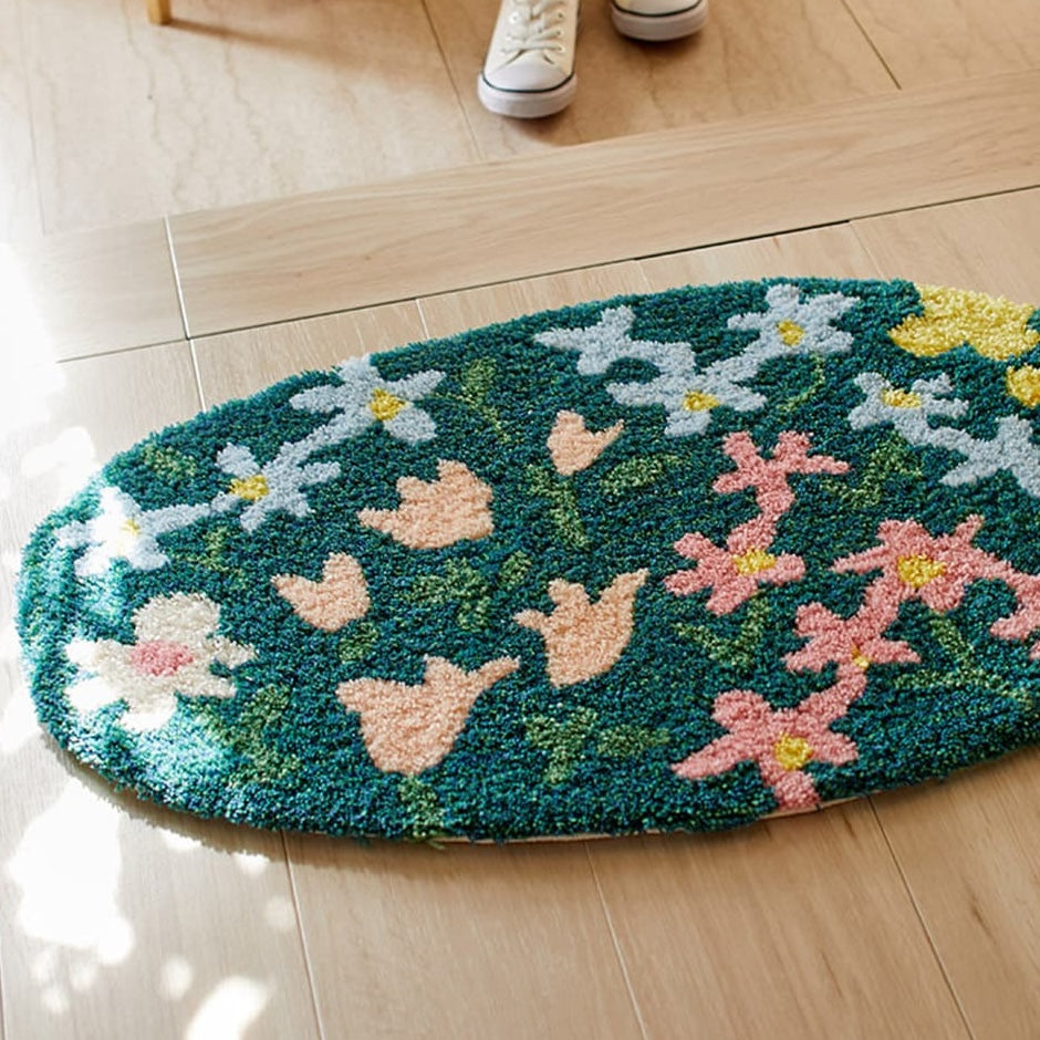 お花が散りばめられたようなデザインのミニラグ