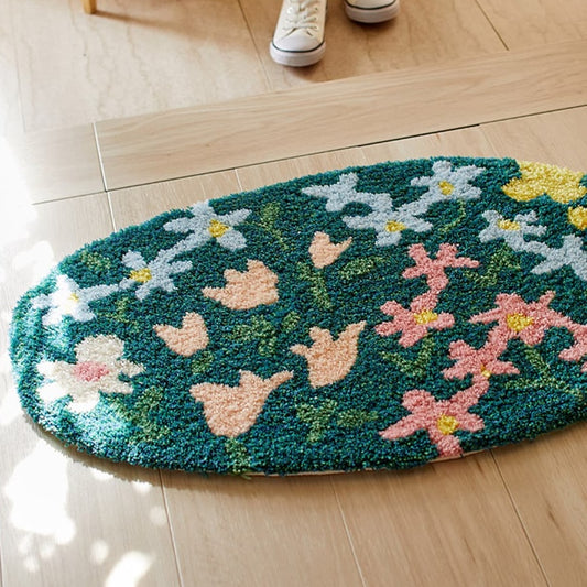 お花が散りばめられたようなデザインのミニラグ