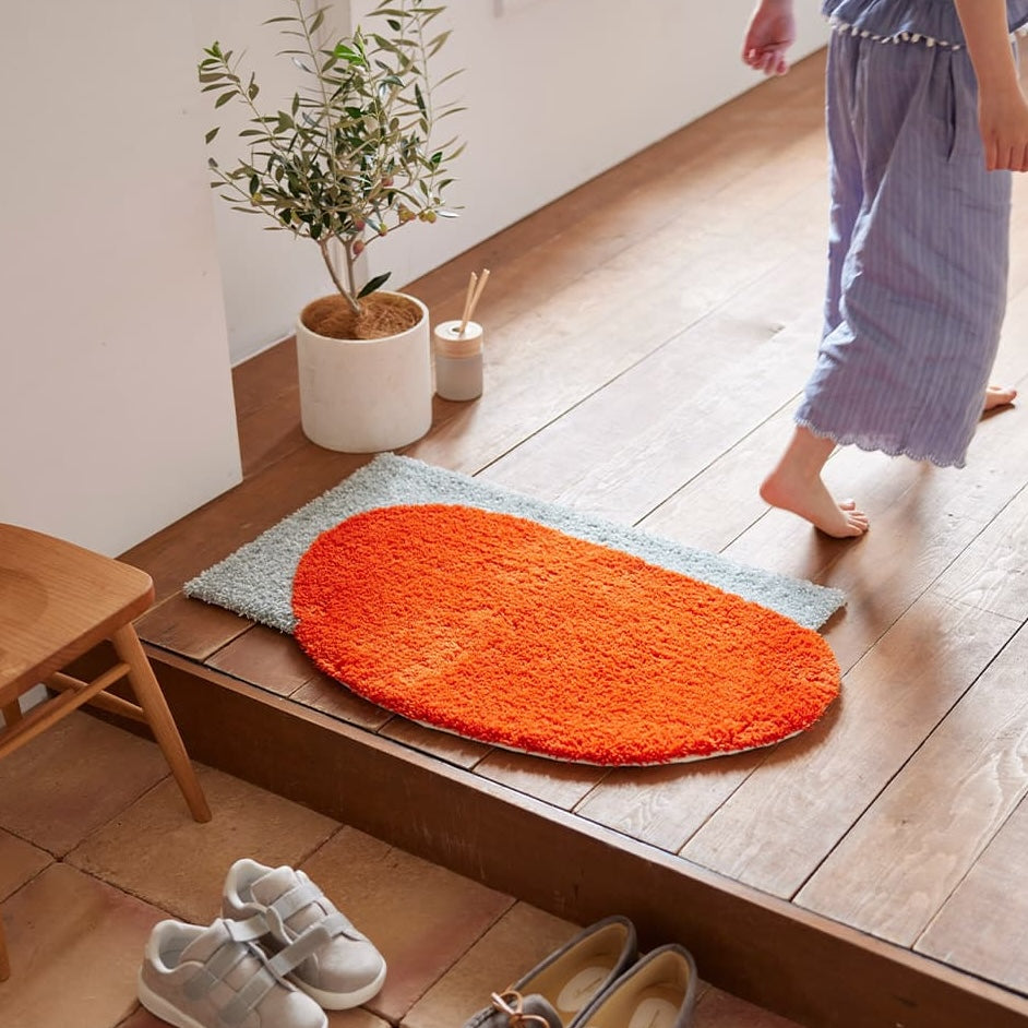 赤いカラーが目を惹くラグマットが玄関に敷かれている部屋