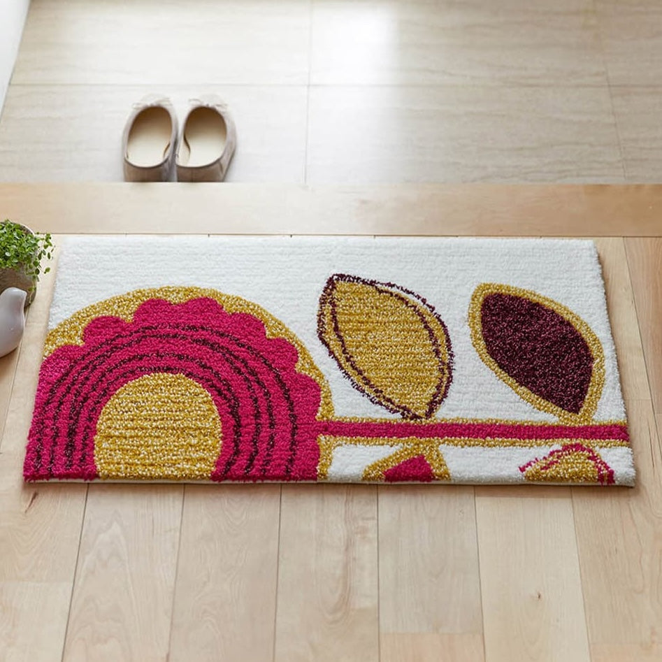 玄関に敷かれたひまわりをモチーフにした温かみのあるデザインのミニラグ