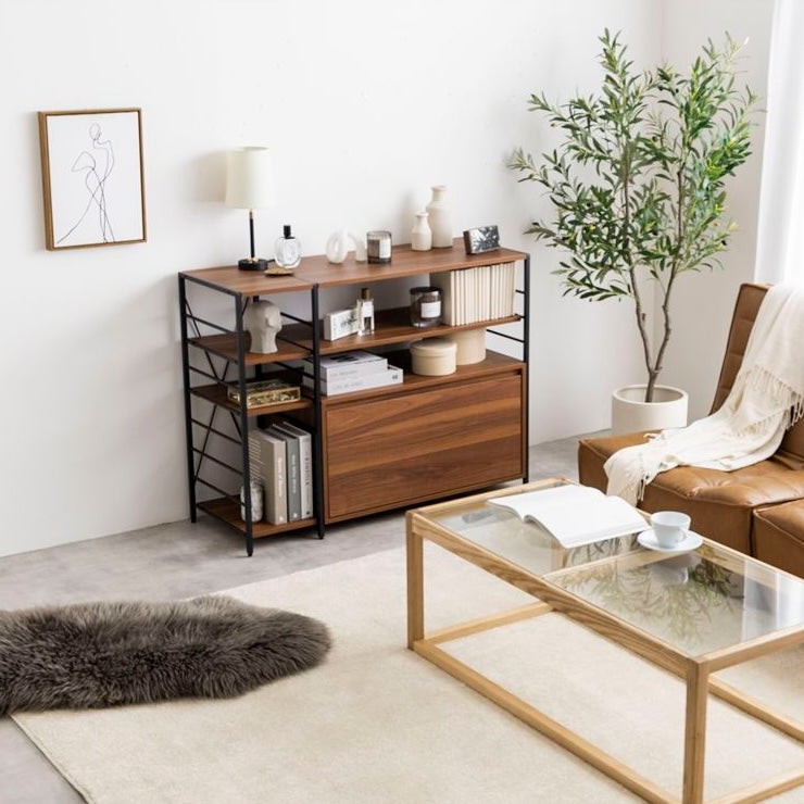 ブラウンの棚板とブラックの支柱デザインの引き出し付きのワイドなオープンラックを部屋に置いている
