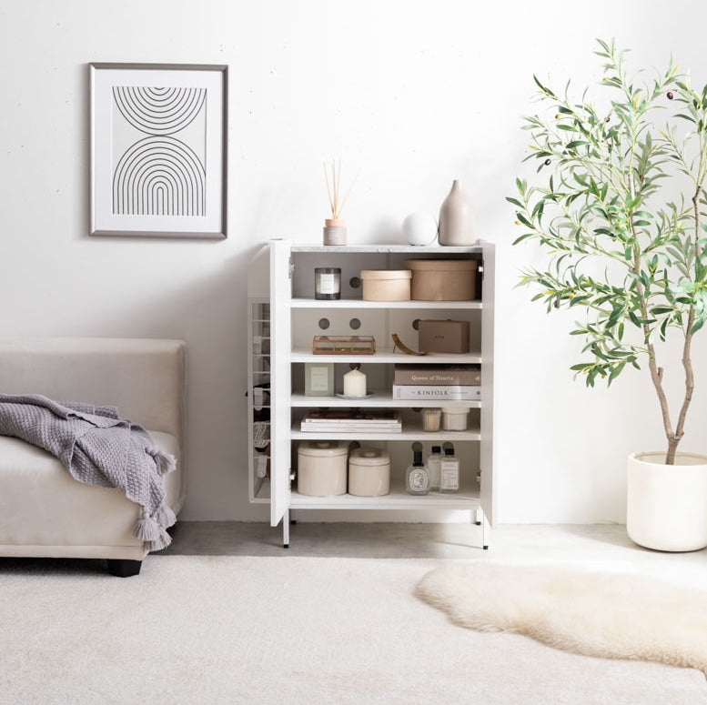 ホワイトのラック付きキャビネットの扉を開いた様子