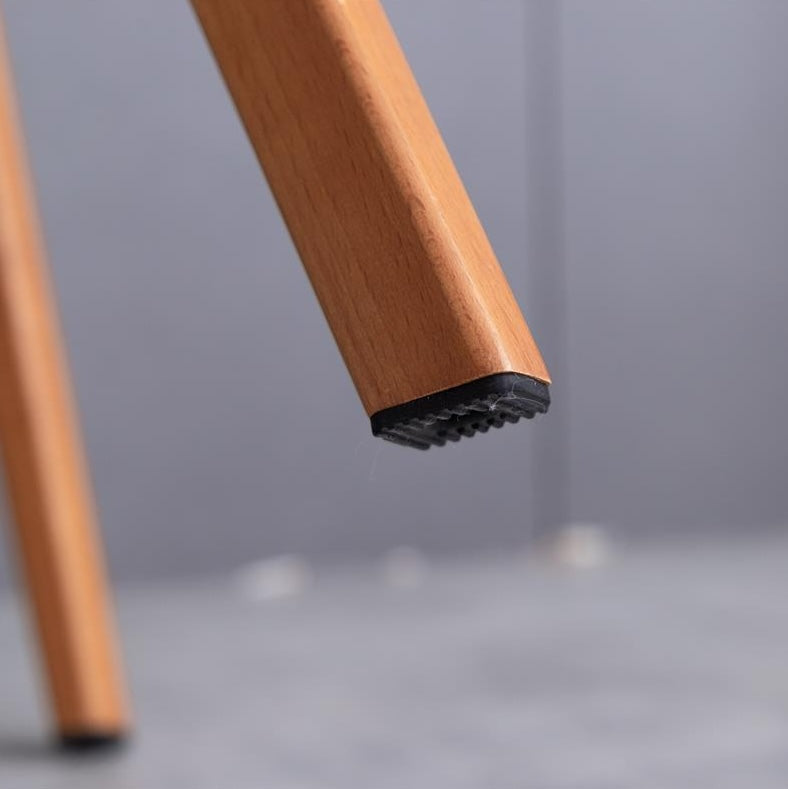 ブラックのラックが付いたウッド脚のテレビスタンドの脚元部分