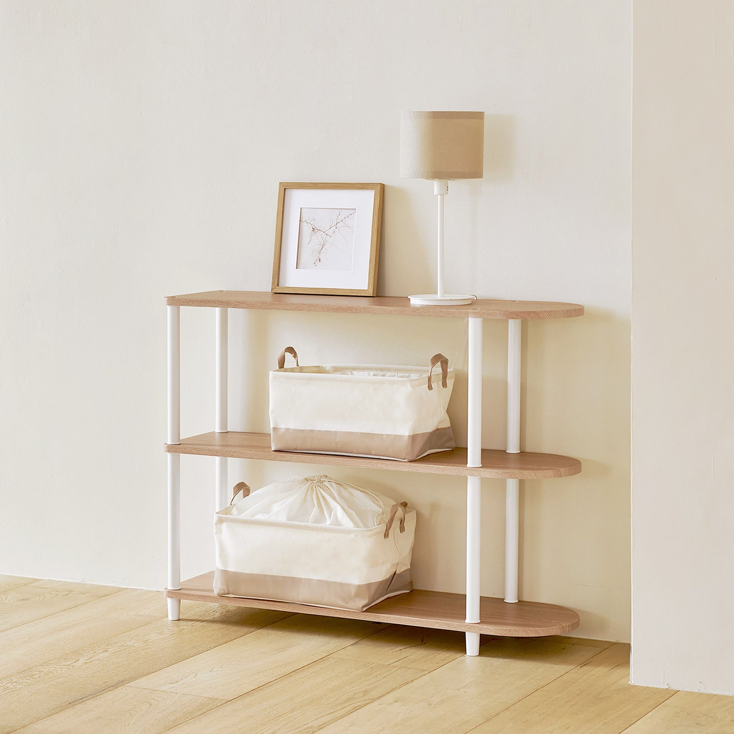 ベージュのレザーと白地の巾着バスケット