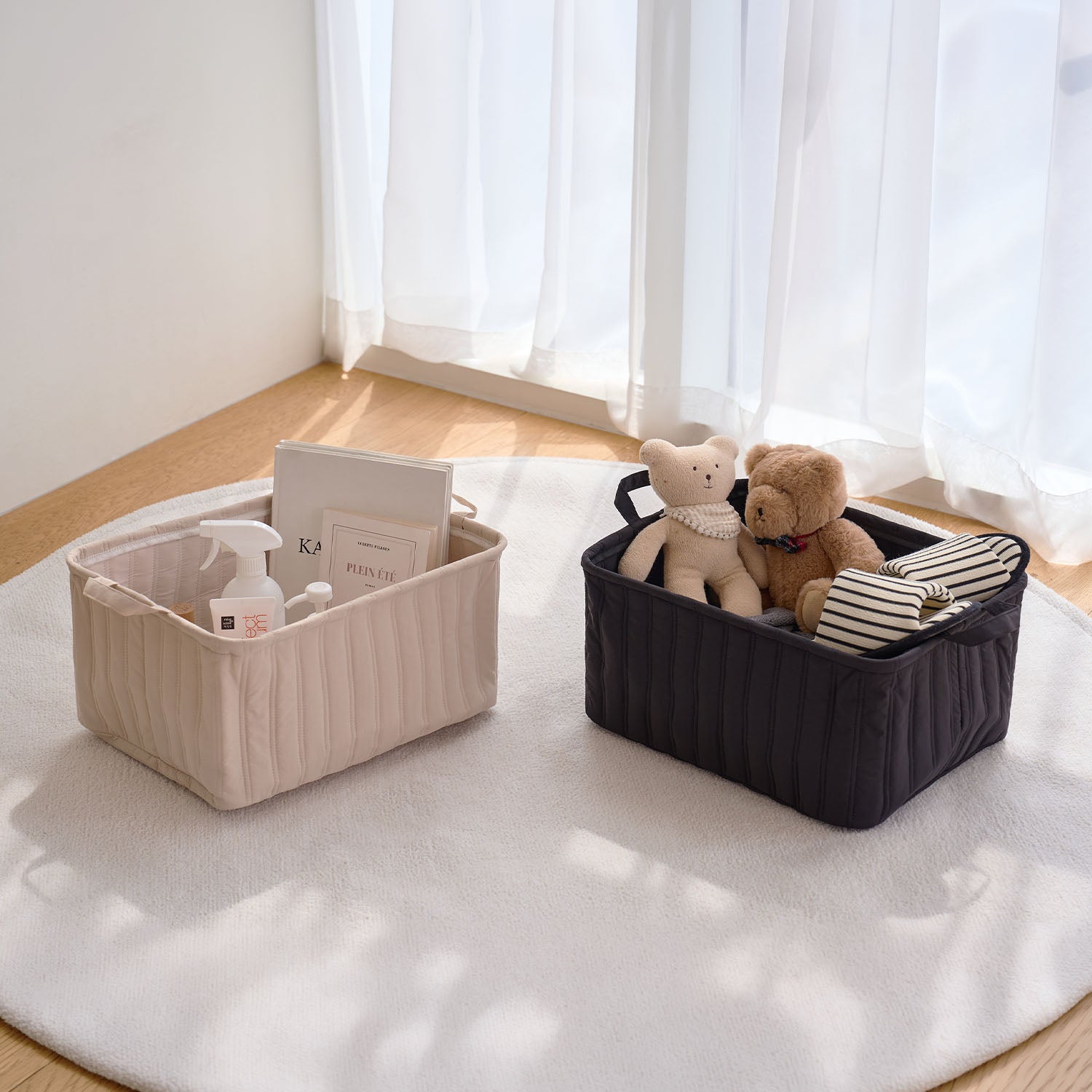 Beigeと黒のリブ編みファブリック製取っ手付きキルティングスクエアバスケット