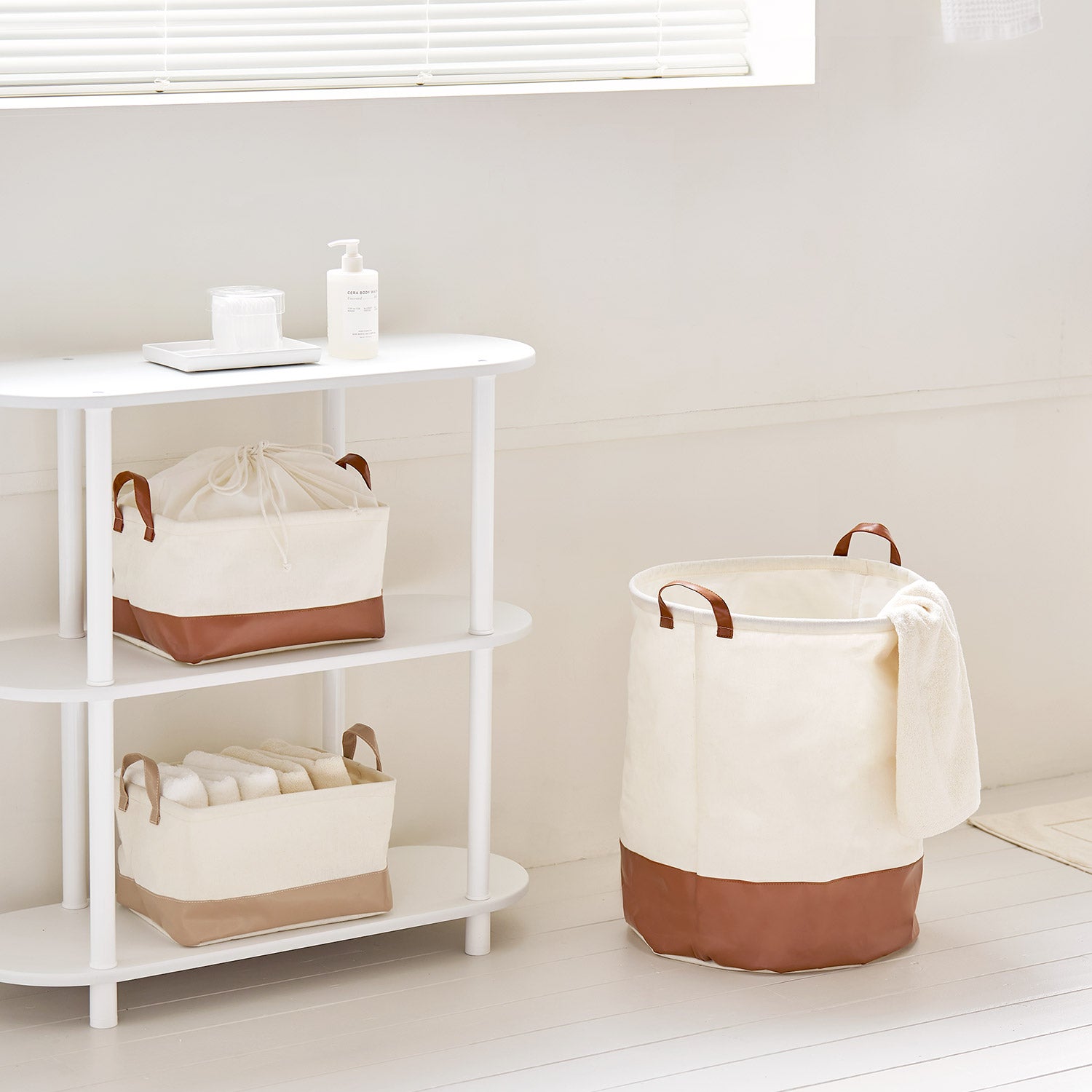 シェルフ横に置いてある巾着ラウンドバスケットブラウンの中にタオル等小物が入っている様子