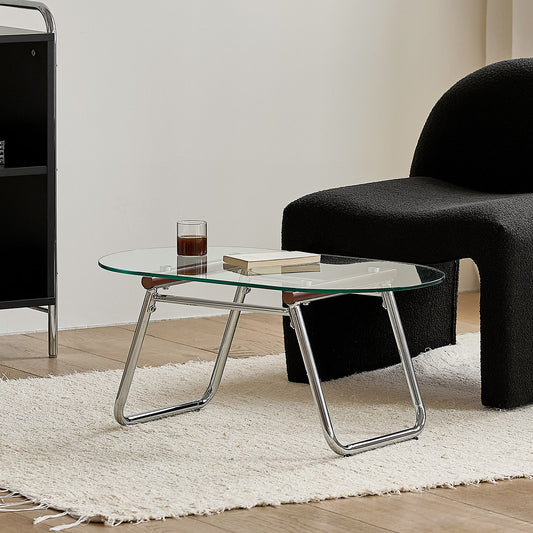 控えめな光沢のガラスと深みのあるブラウンの木製フレームが空間に洗練された雰囲気を演出するローテーブルがリビングに置いてあるインテリア