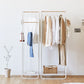 天然木とスチールを組み合わさったコンパクトな白のハンガーラックがサイズ違いで2tu
並んでいる様子