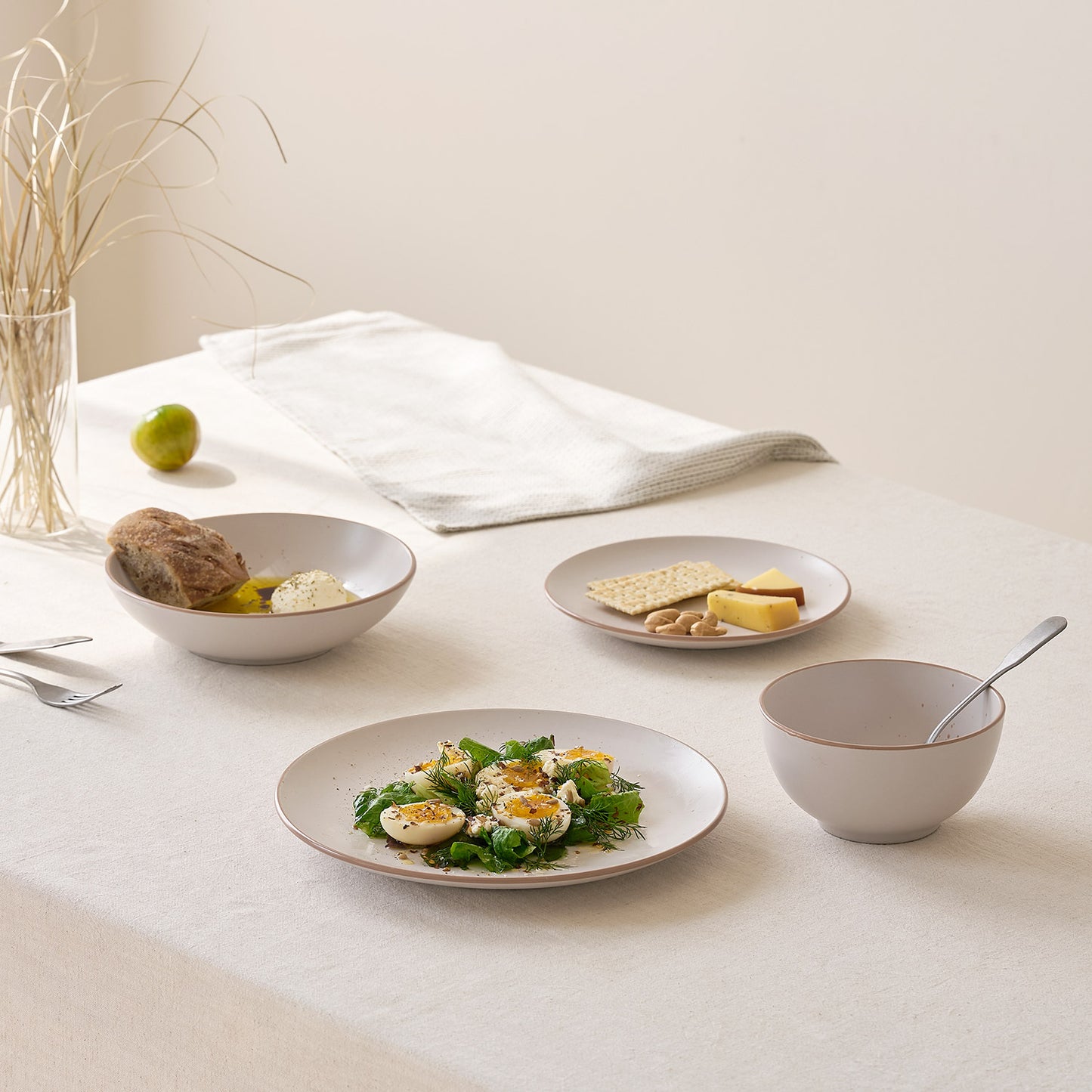 白のボウルとプレートに料理が乗った食卓