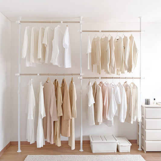 2列の突っ張りハンガーラックに服がかかっている様子