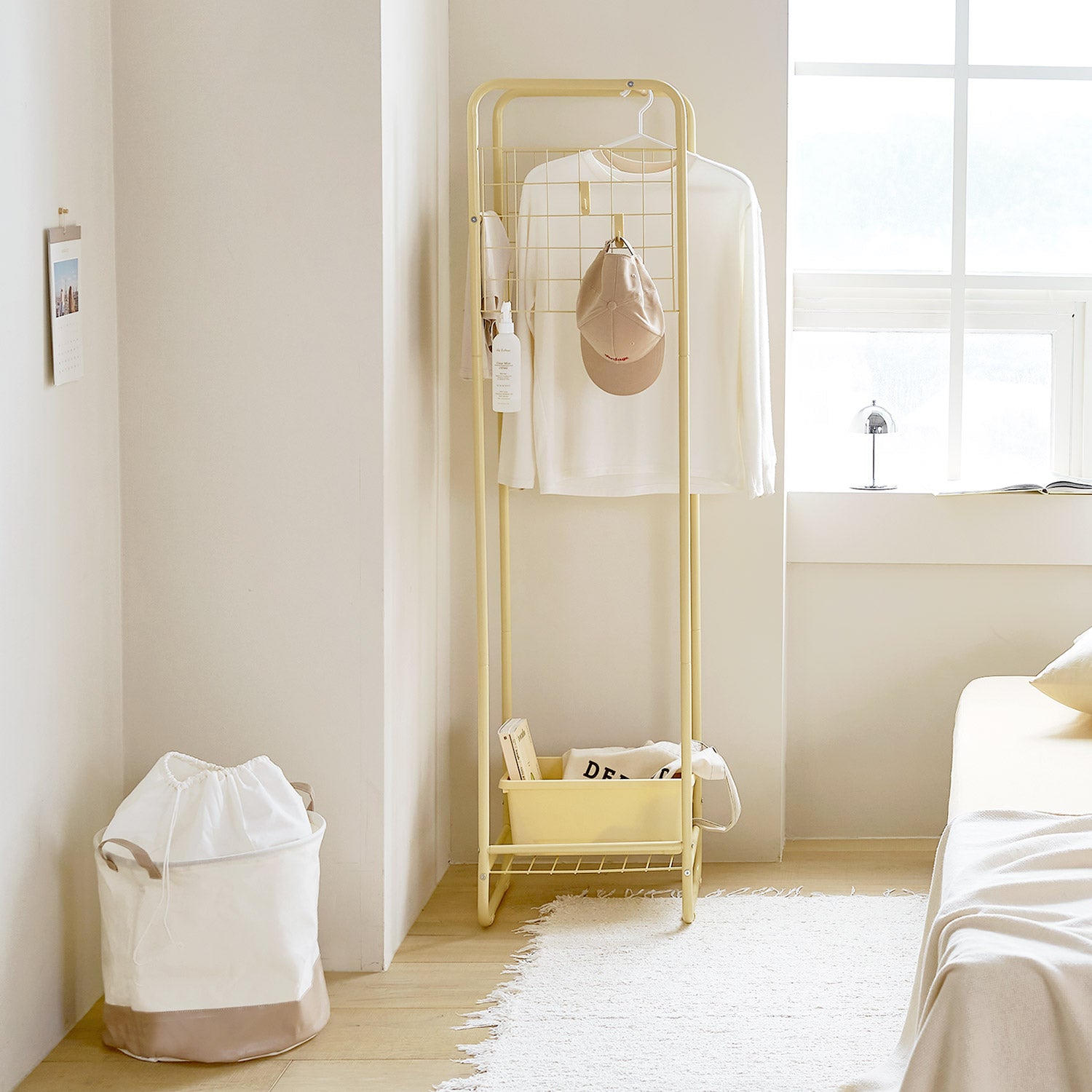 ベッドサイドに巾着ラウンドバスケットベージュが置いてある様子