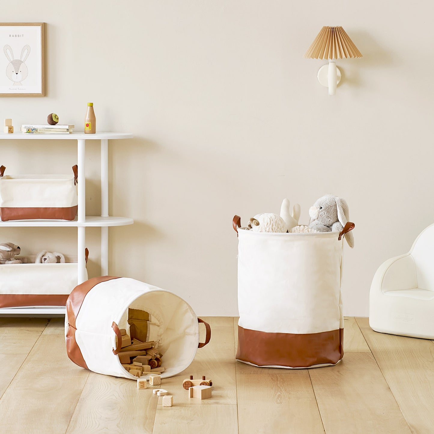 子供部屋にぬいぐるみ等が入った巾着ラウンドバスケットブラウンが置いてある様子