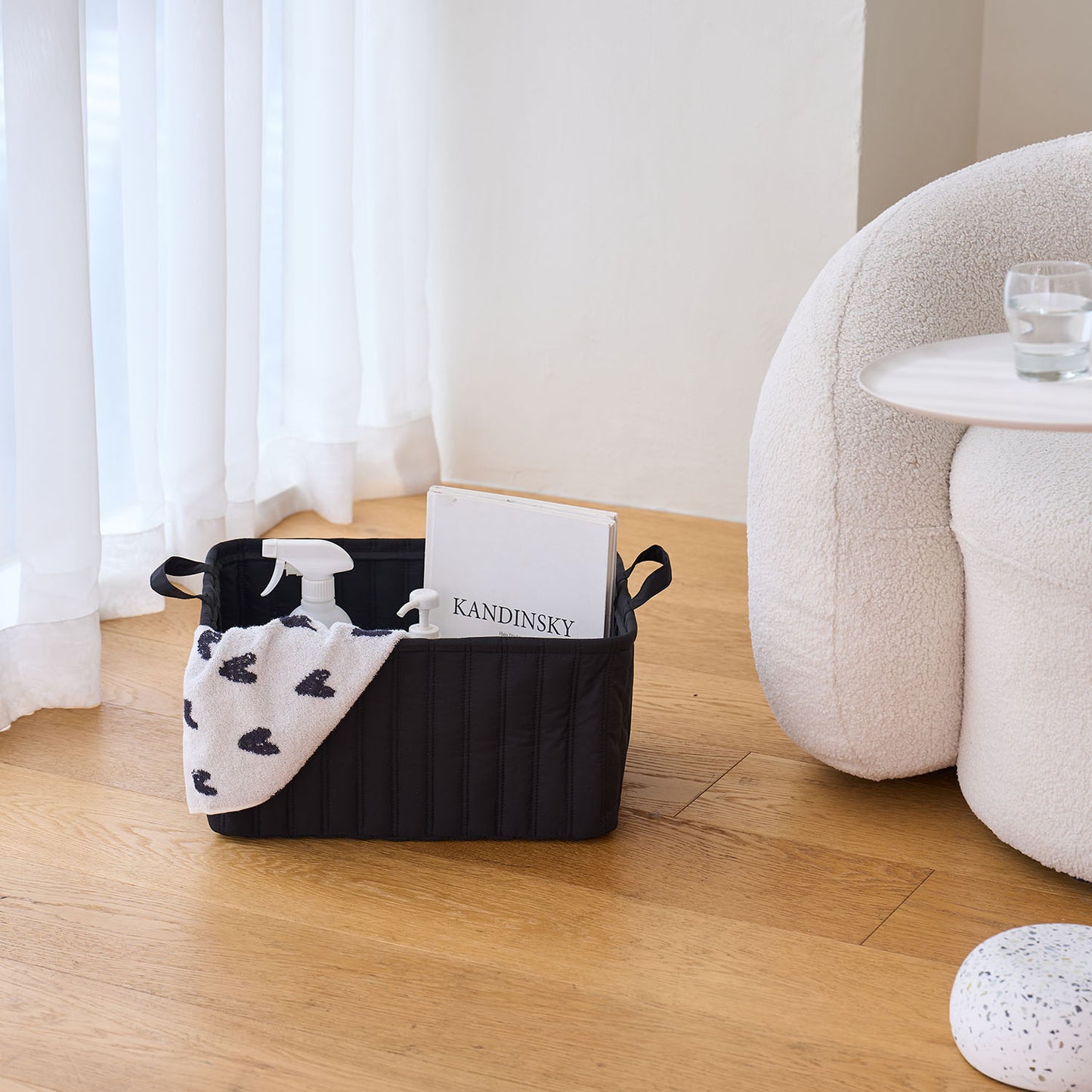 Roomnhomeのブラックリブ織りキルティングスクエアバスケットに黒いハンドル付き収納バスケットです。