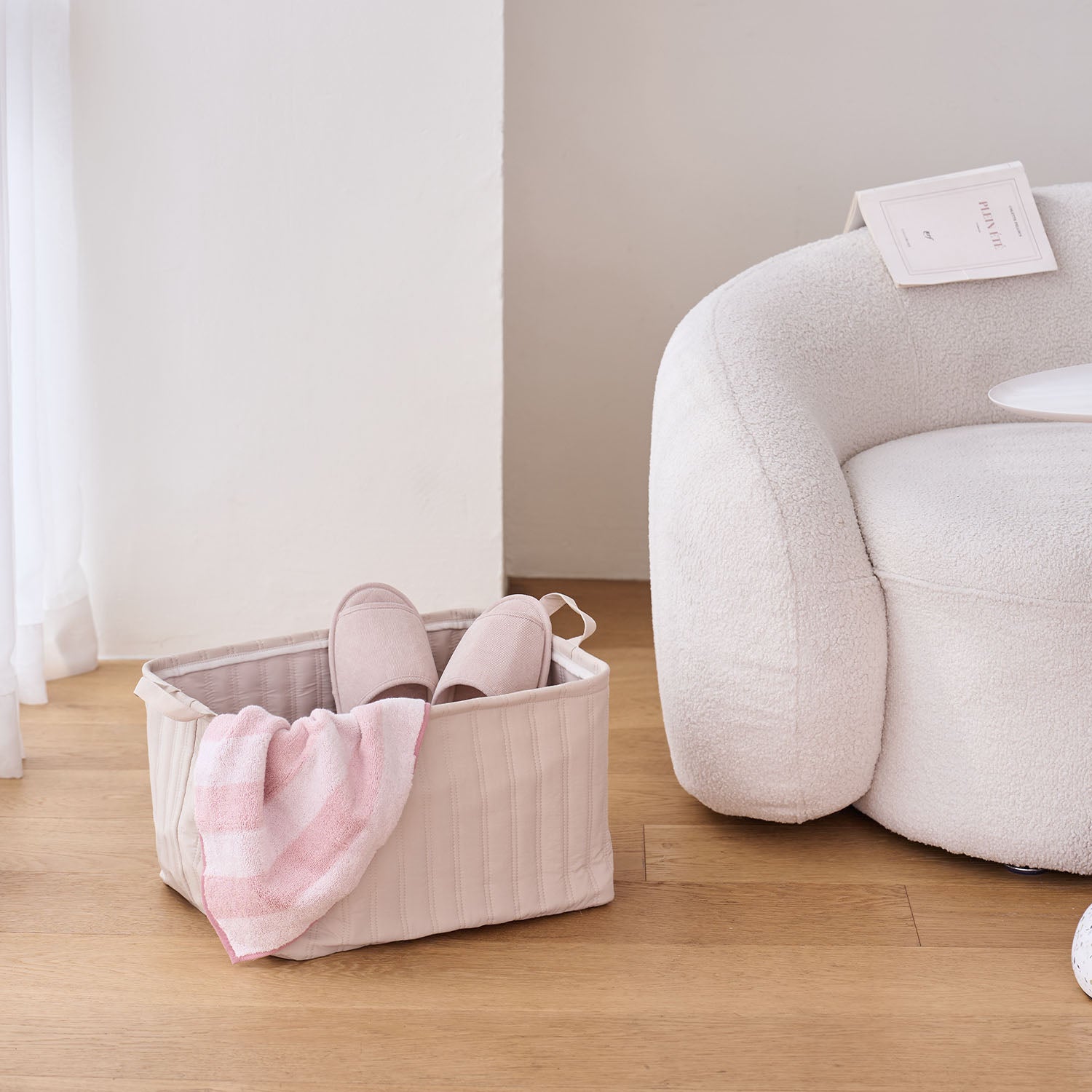 Roomnhomeのベージュリブ編みキルティングスクエアバスケットはスリッパとピンク白のチェックタオル収納に最適です