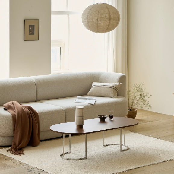 ウッド天板の楕円形のローテーブルがリビングに置かれている様子