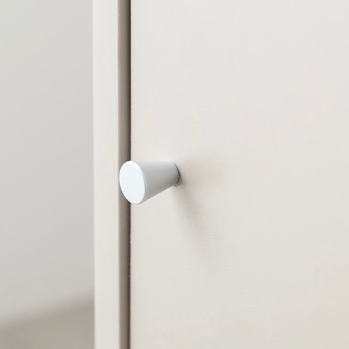 扉がスライド式の棚の取手部分