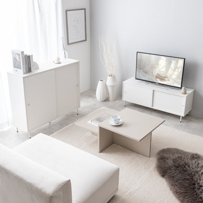 扉がスライド式の棚が置かれたリビング