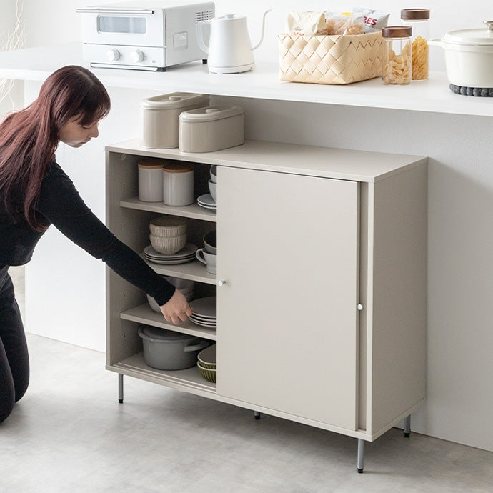 扉がスライド式の棚の中に食器が収納されている