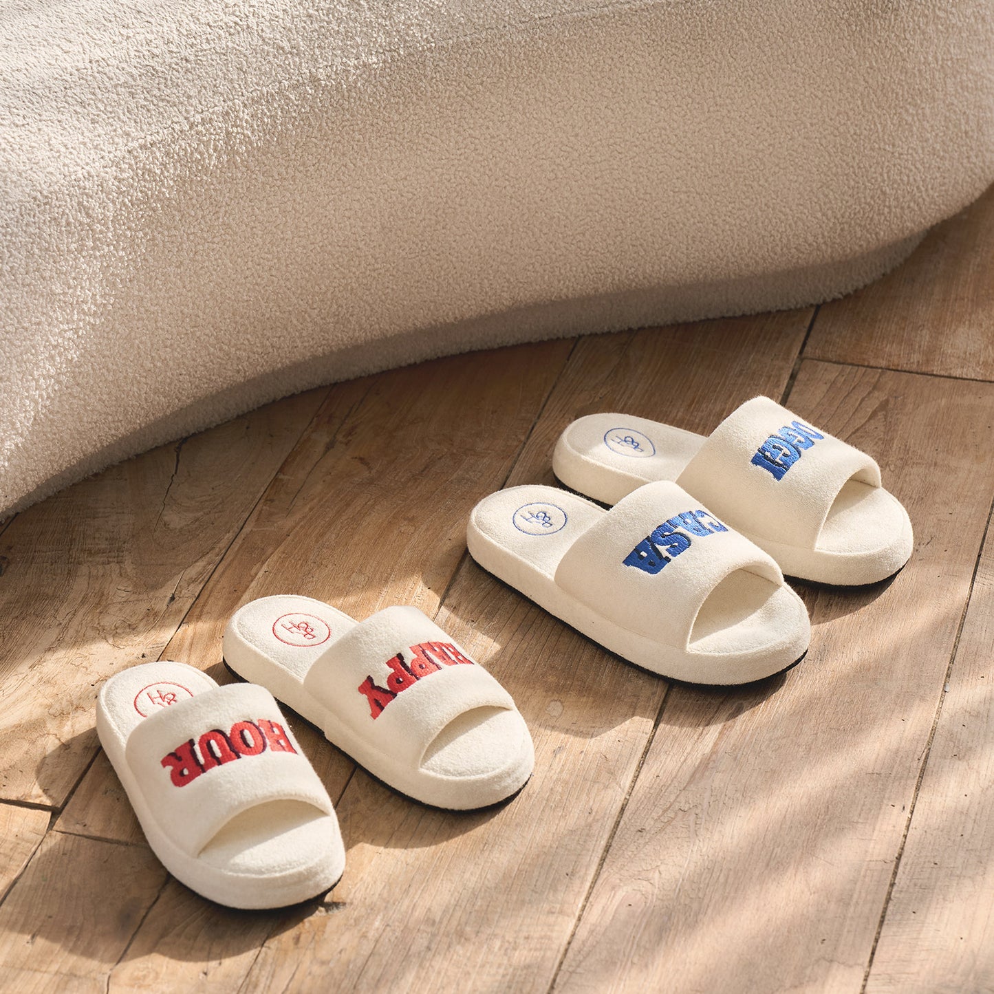 ビビットなカラーにレタリング刺繍が映えるトレンド感のあるスリッパ