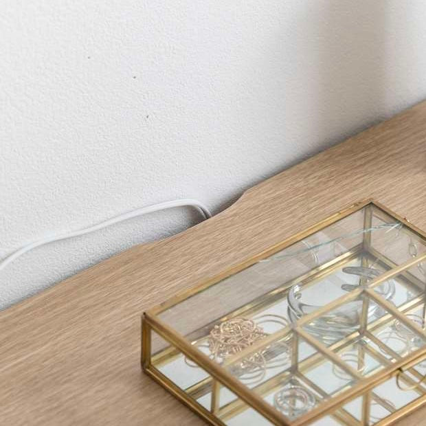 ルーバー扉とひき引き出し収納がついたキャビネットのコード穴