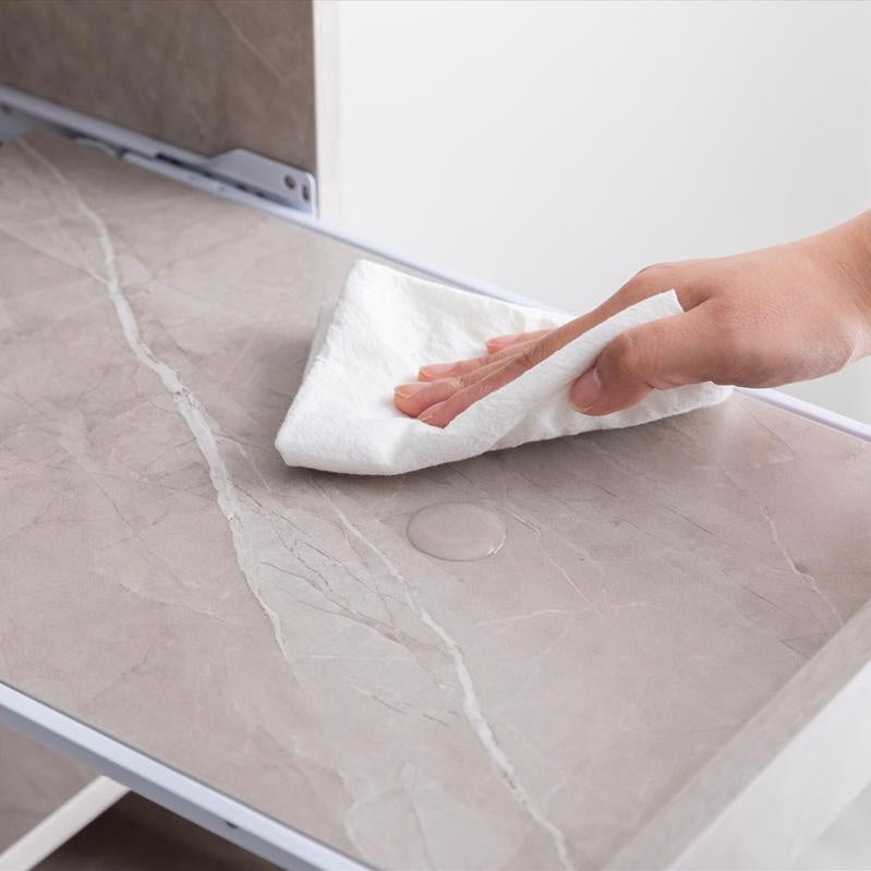 隙間キッチンボードの表面に滴っている水滴