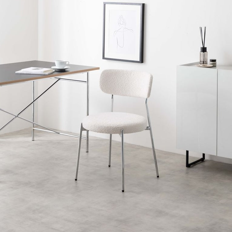 ホワイトのもこもこな素材のダイニングチェア