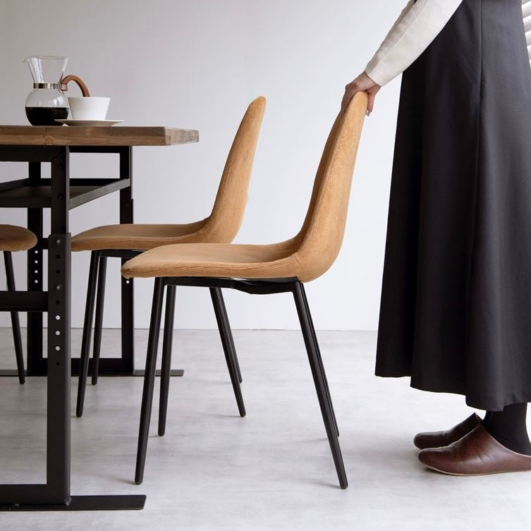 ダイニングに置かれた座面がコーデュロイ生地の椅子