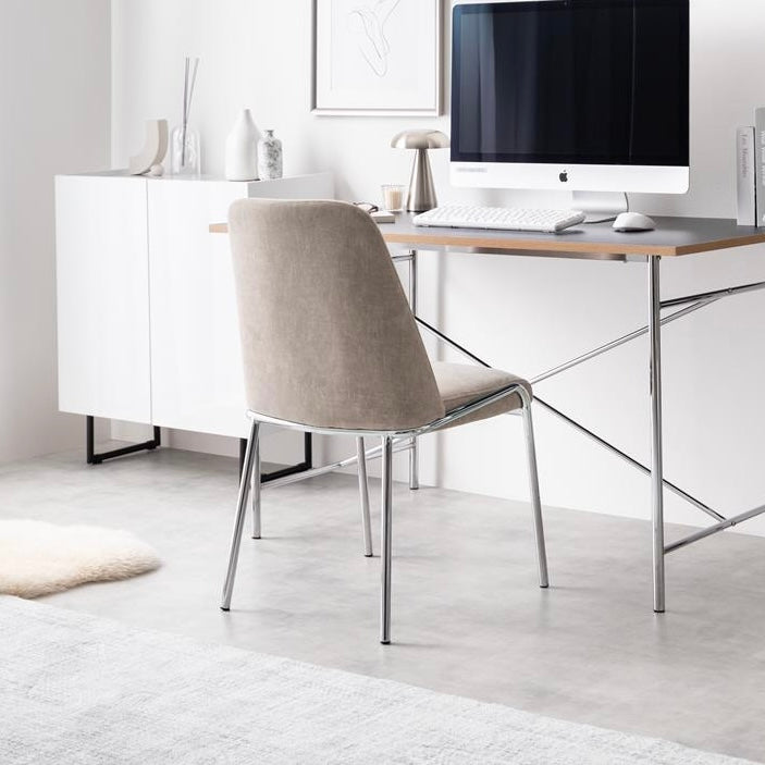 デスクチェアとして置かれたシルバー脚がお洒落なファブリック素材のチェア