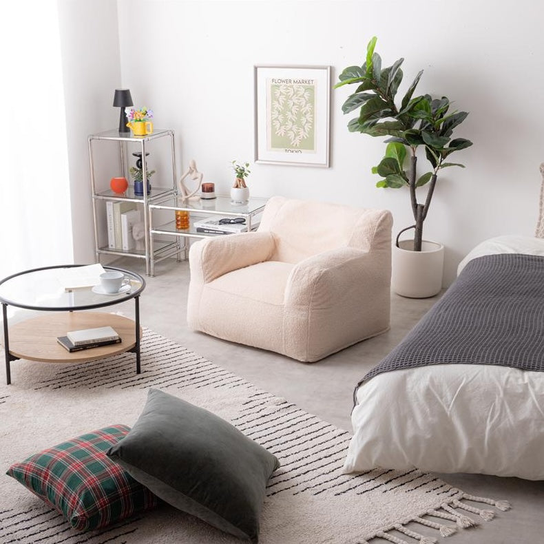 アイボリーの1人掛けビーズクッションが部屋に置かれている様子