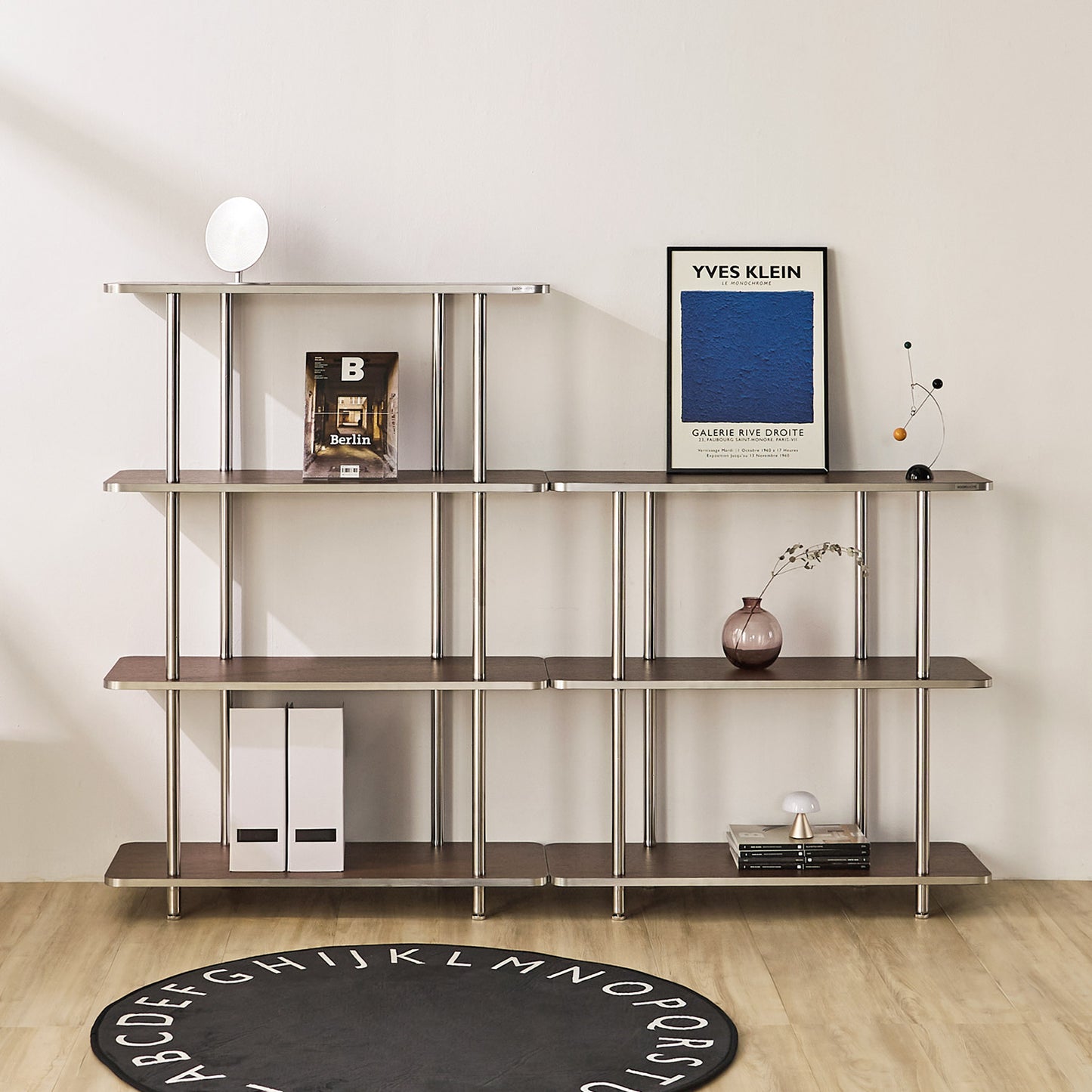 3段と4段のブラウンのオープンシェルフが横並びで置かれてある様子