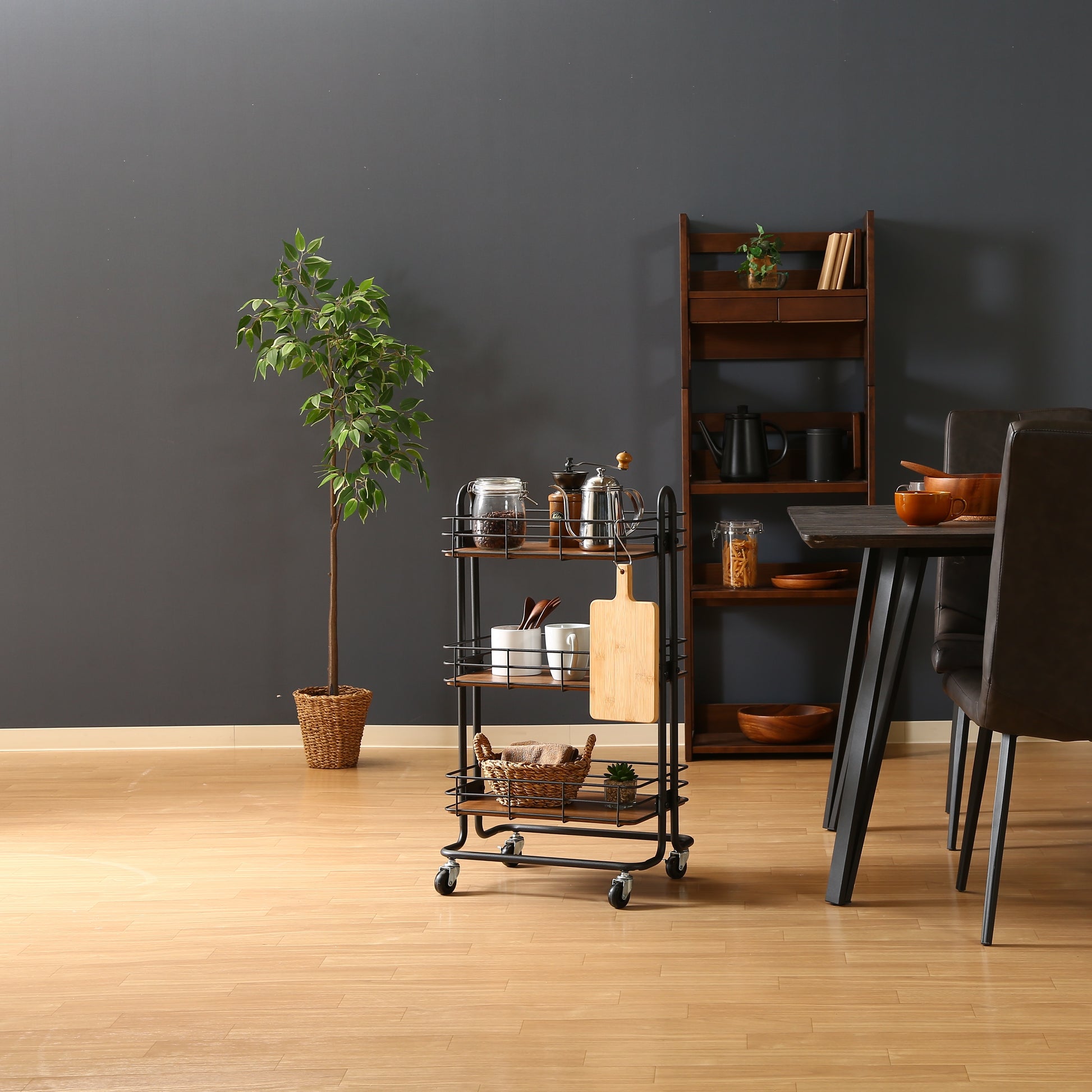 ウッド天板でブラックフレームのワゴンにキッチングッズを置いている様子