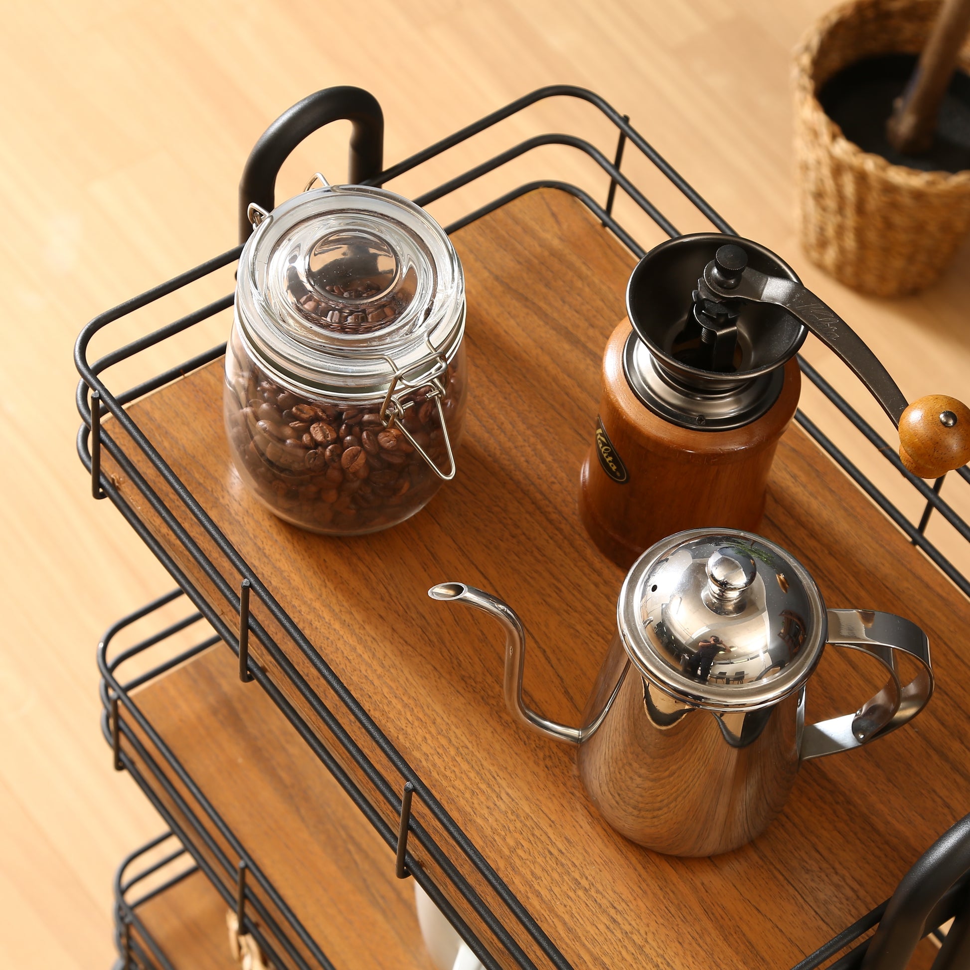 ウッド天板でブラックフレームのワゴンにコーヒー豆やコーヒーミルなどを置いている様子
