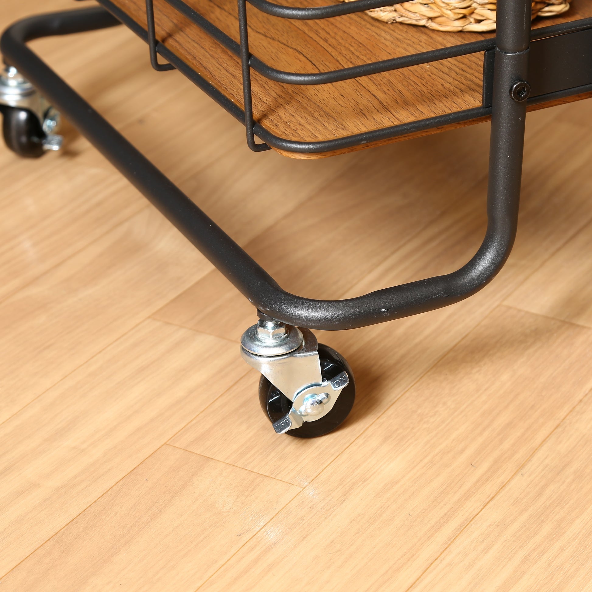 ウッド天板でブラックフレームのワゴンのキャスター部分
