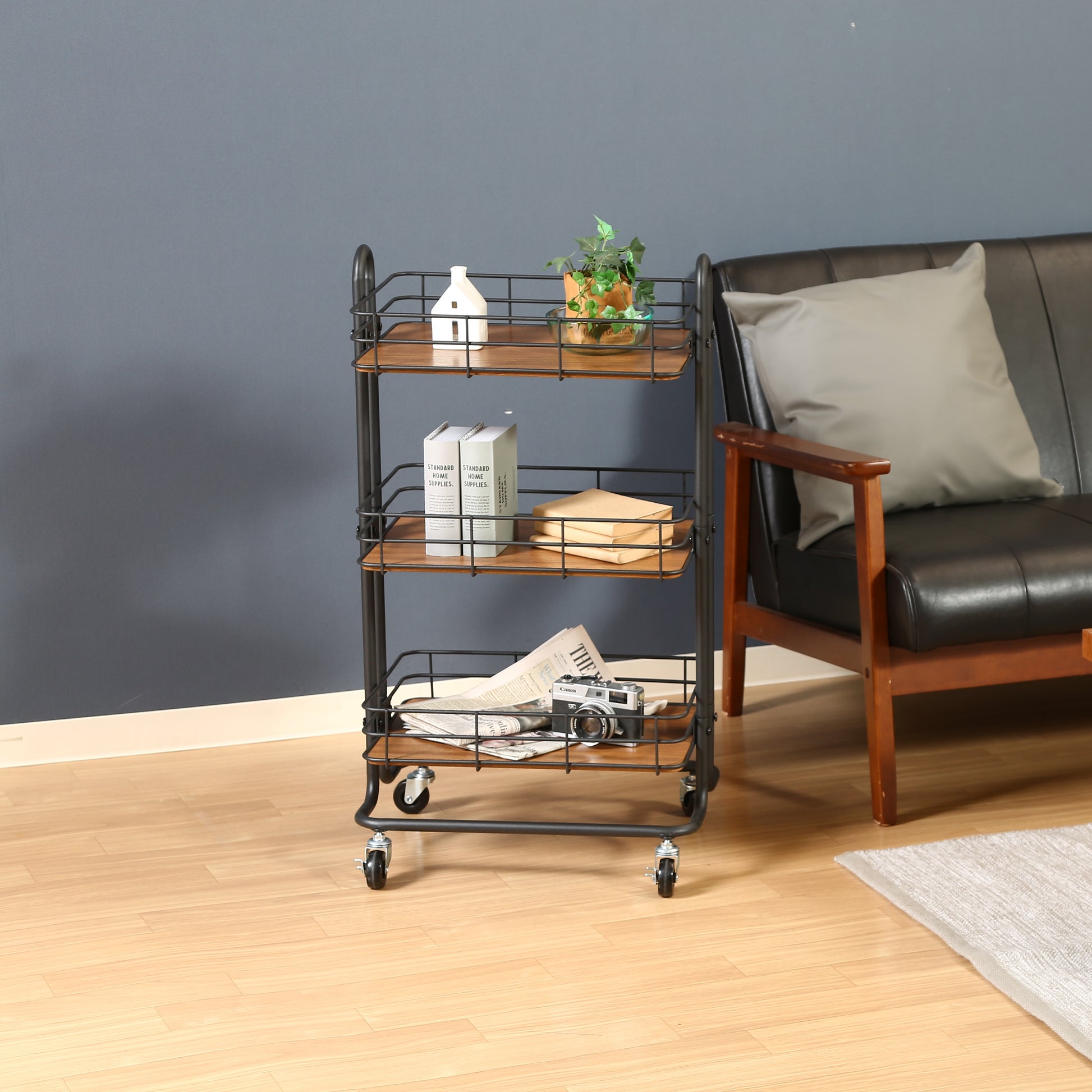 ウッド天板でブラックフレームのワゴンをソファ横に置いている様子