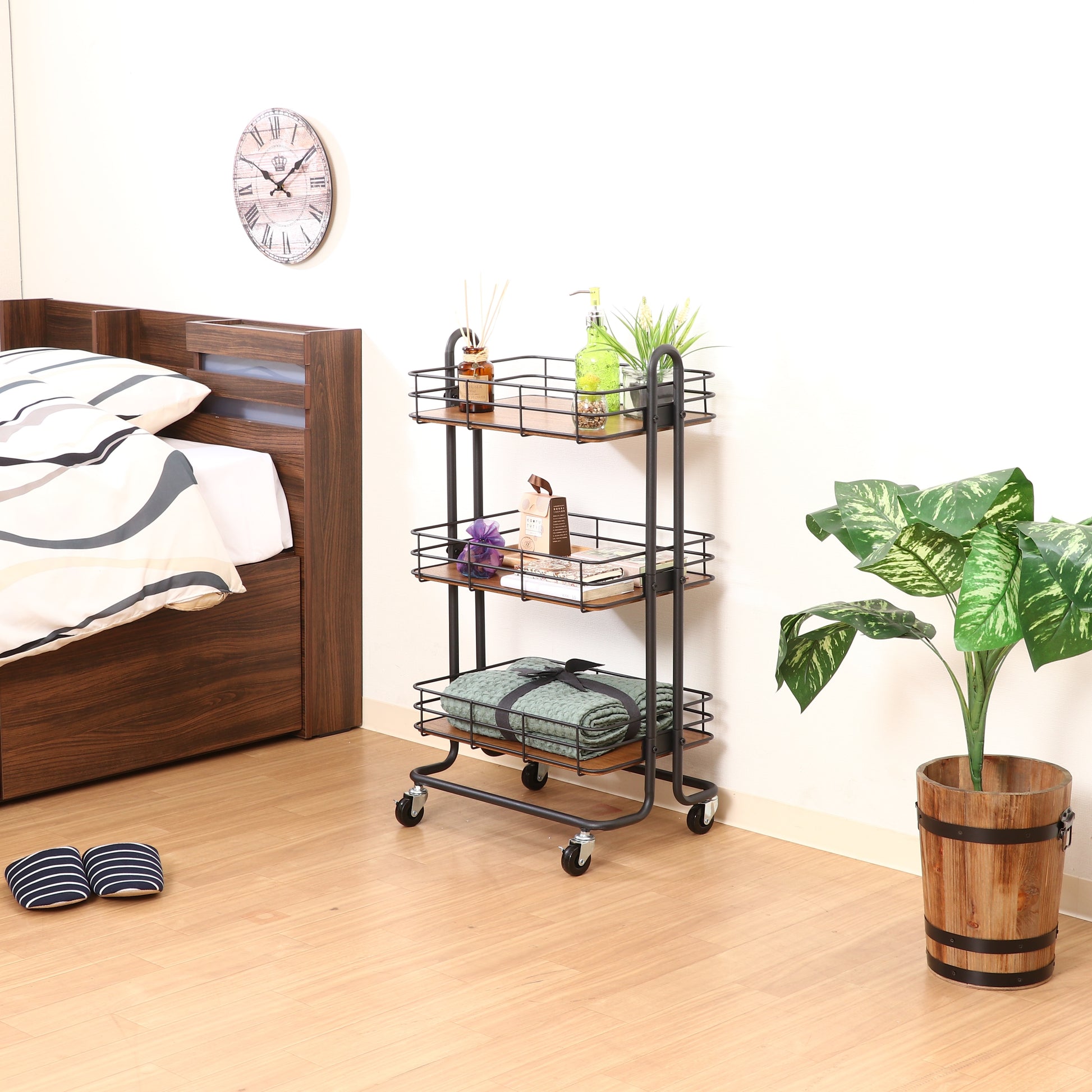 ウッド天板でブラックフレームのワゴンをベッド横に置いている様子