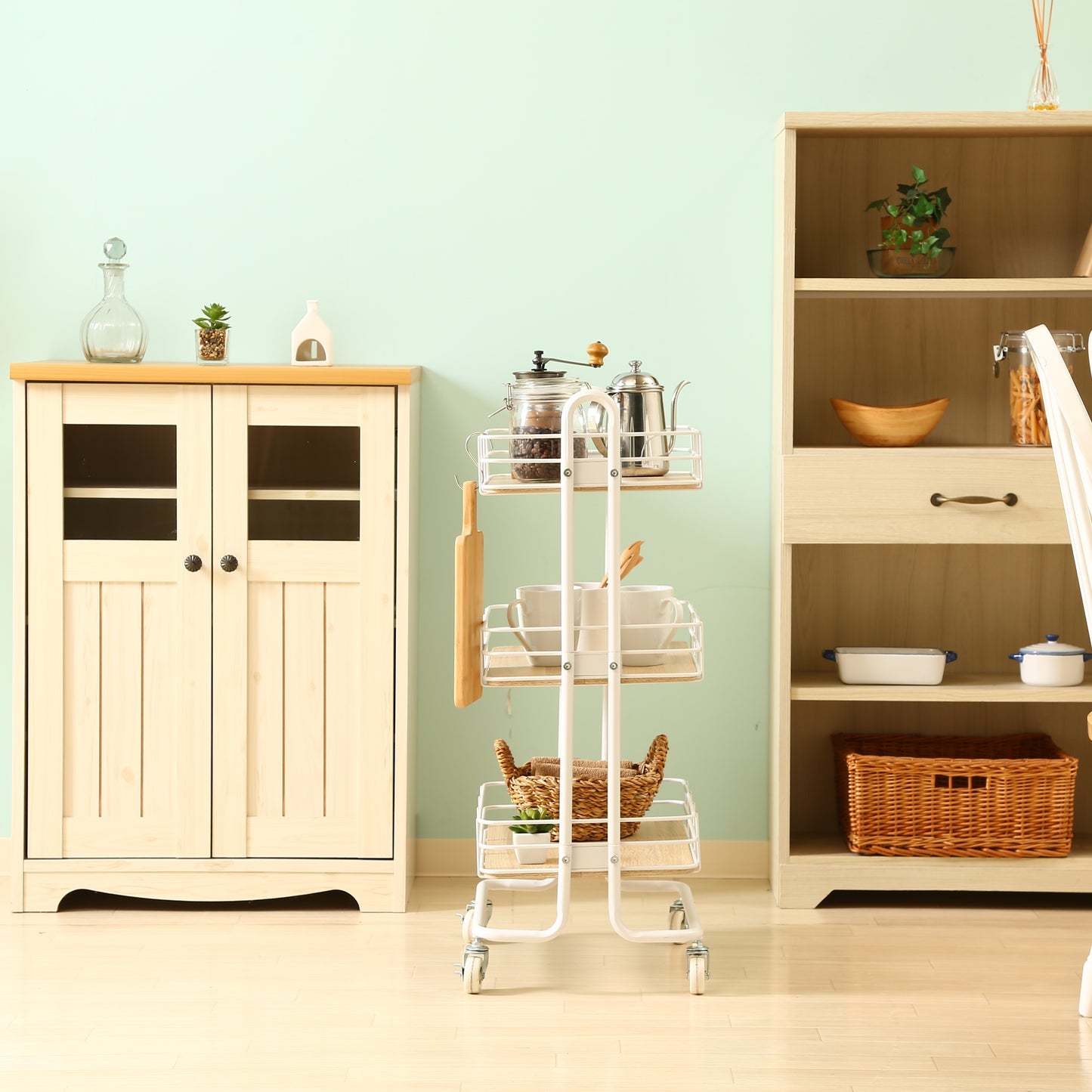 ウッド天板でホワイトフレームのワゴンにキッチングッズを置いている様子