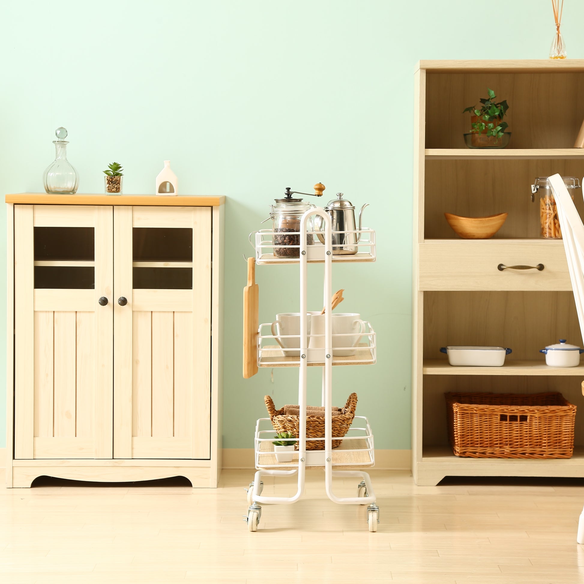 ウッド天板でホワイトフレームのワゴンにキッチングッズを置いている様子