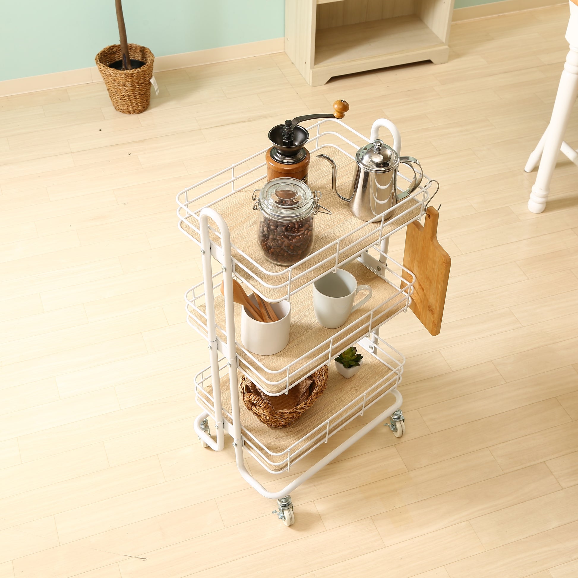 ウッド天板でホワイトフレームのワゴンにキッチングッズが置かれてある様子