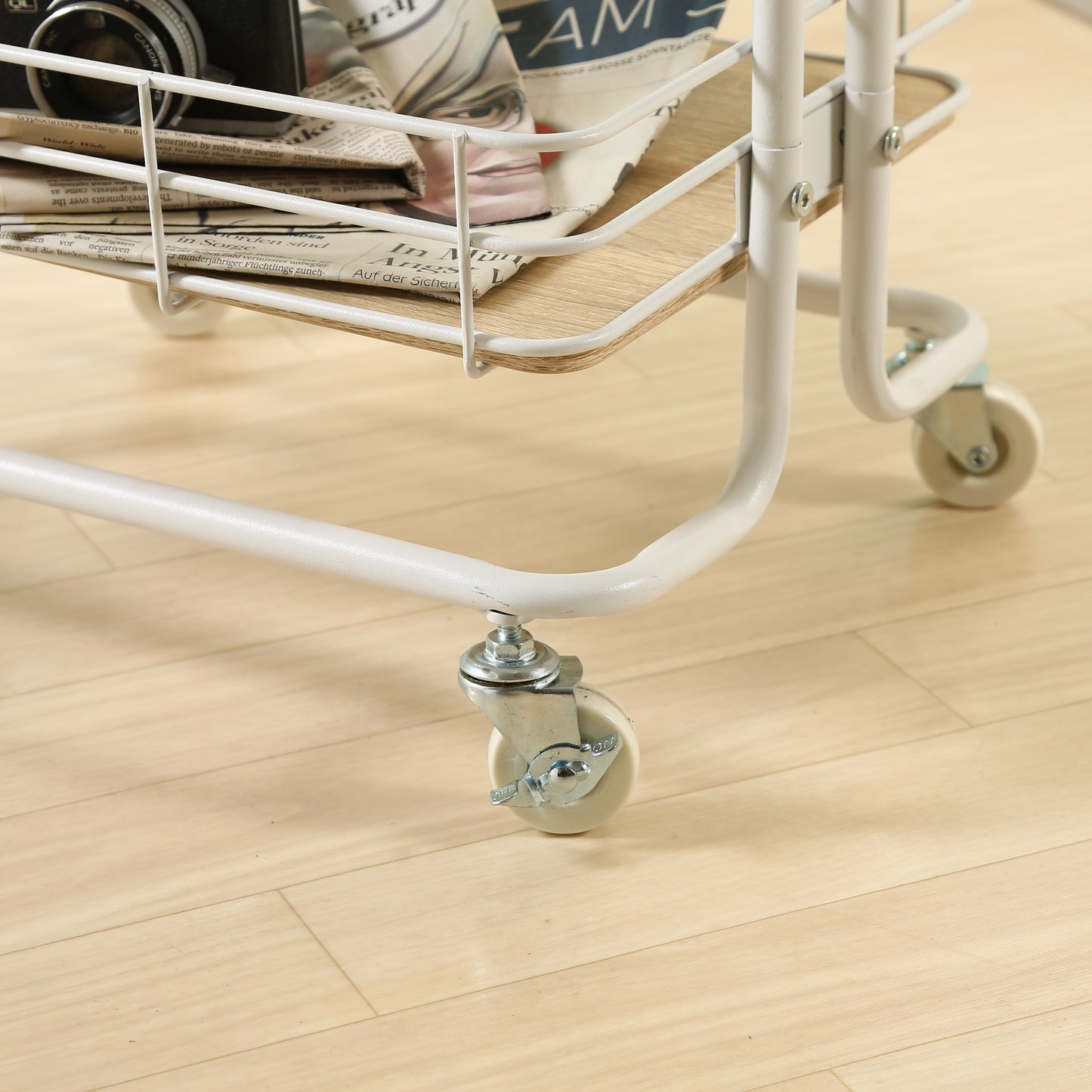 ウッド天板でホワイトフレームのワゴンのキャスター部分