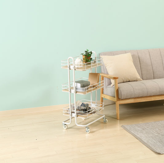 ウッド天板でホワイトフレームのワゴンをソファ横に置いている様子