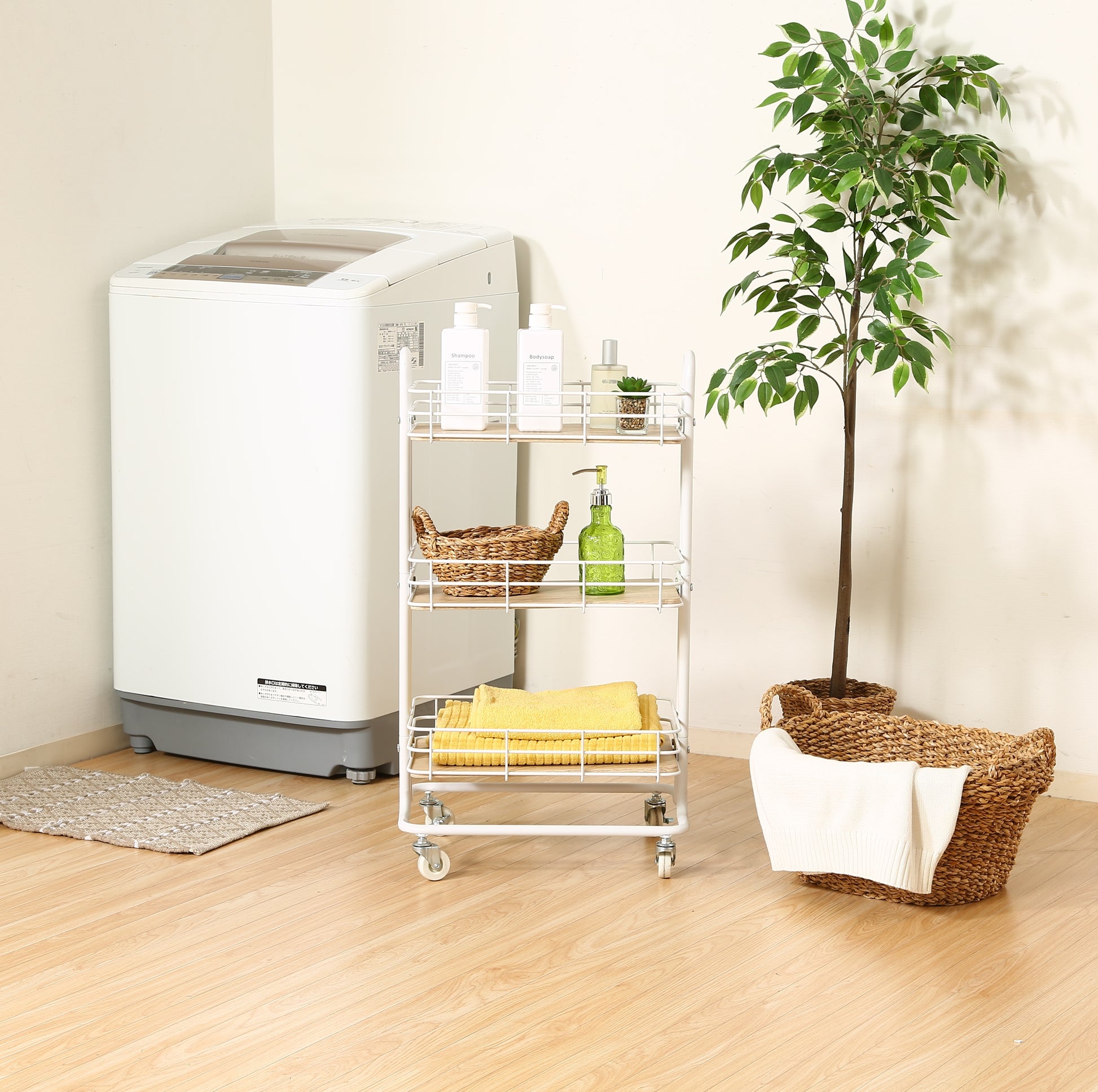 ウッド天板でホワイトフレームのワゴンに洗面グッズを置いている様子