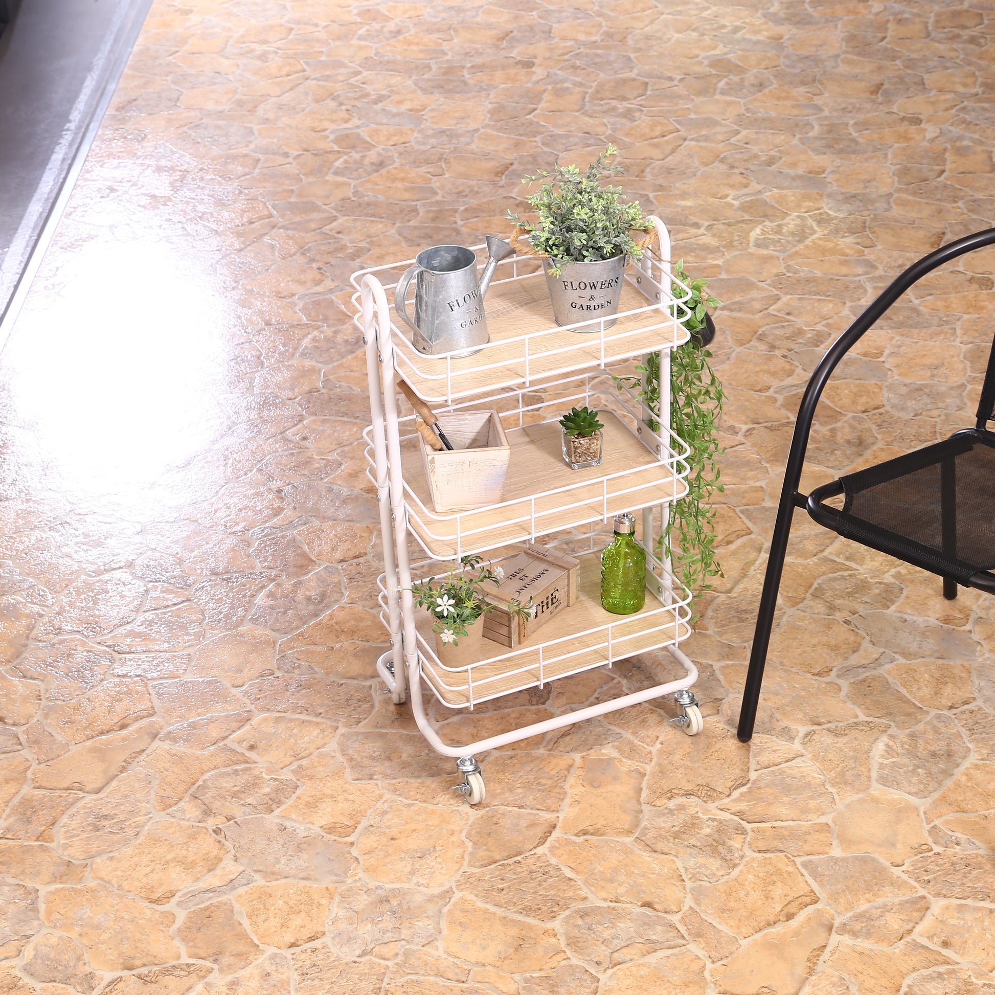 ウッド天板でホワイトフレームのワゴンにガーデニング用具を置いている様子