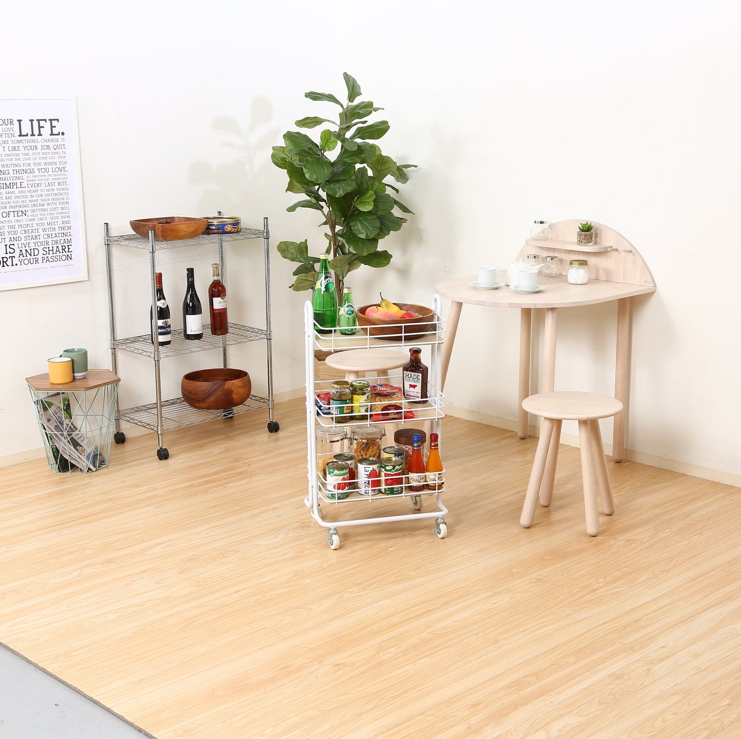 ウッド天板でホワイトフレームのワゴンに食料品を置いている様子