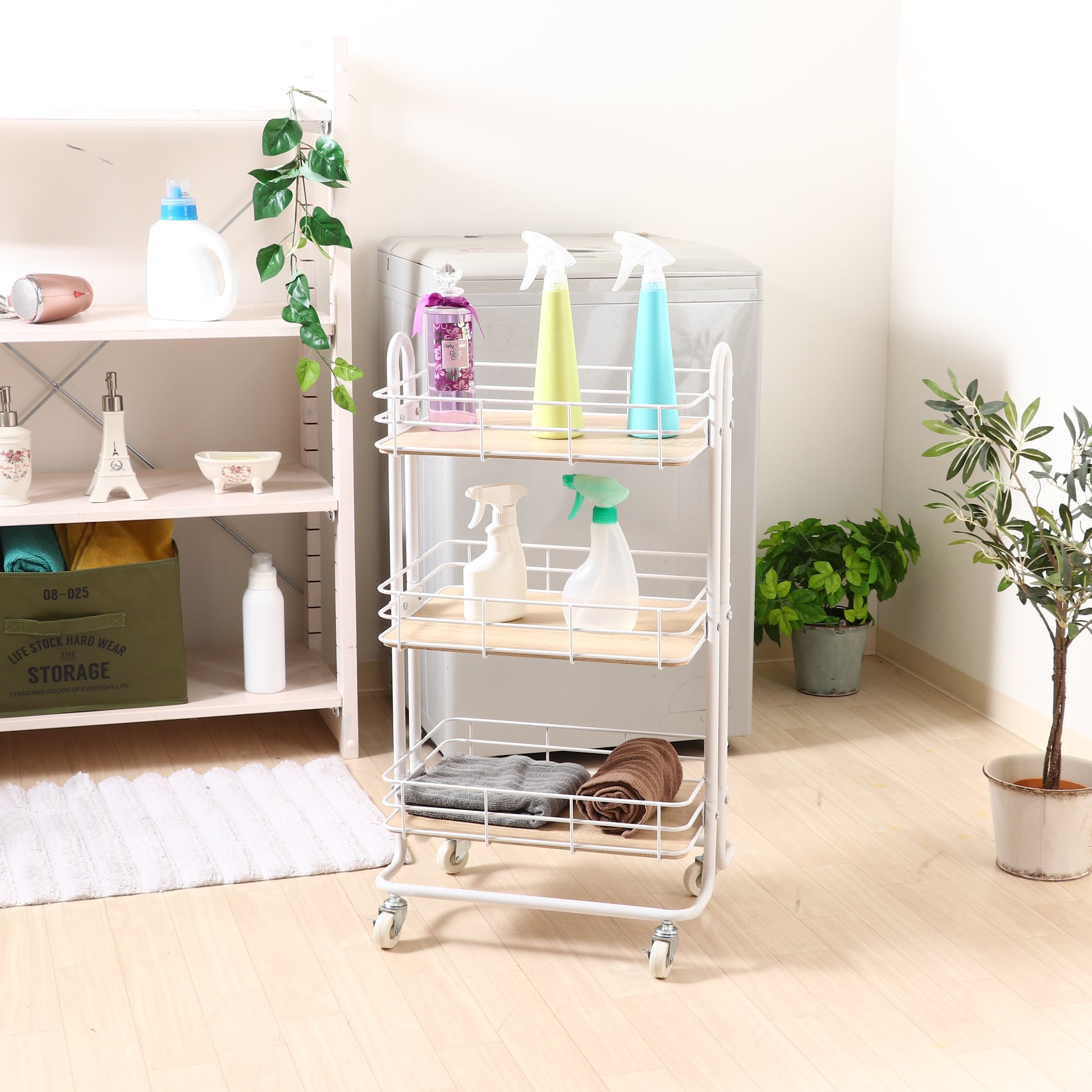 ウッド天板でホワイトフレームのワゴンを洗面所に置いている様子